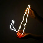 Weißes Neon-Joint-Motiv mit roter Glut am Ende, ideal als Accessoire für eine Raucher-Lounge.