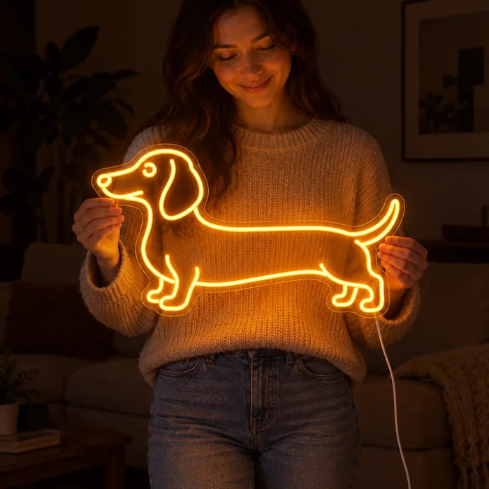 Dackel Neon LED Schild von einer Frau gehalten, zeigt die Größe im Vergleich zum Körper