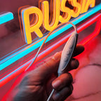Modernes RUSSIA LED-Wandbild mit drei horizontalen Lichtstreifen (Weiß, Cyan, Rot) und gelbem Text