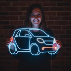 Stylisches Deko-Neon-Licht, das den Umriss eines Smart Fortwo darstellt. Die Hauptfarbe ist Blau, die Frontlichter sind orange
