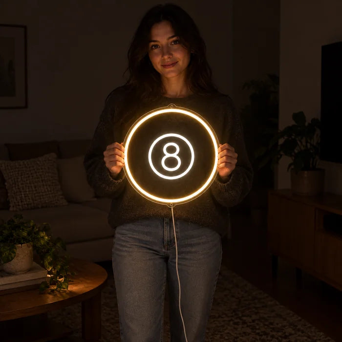 Die schwarze Acht Neon LED Schild von einer Frau gehalten, zeigt die Größe im Vergleich zum Körper