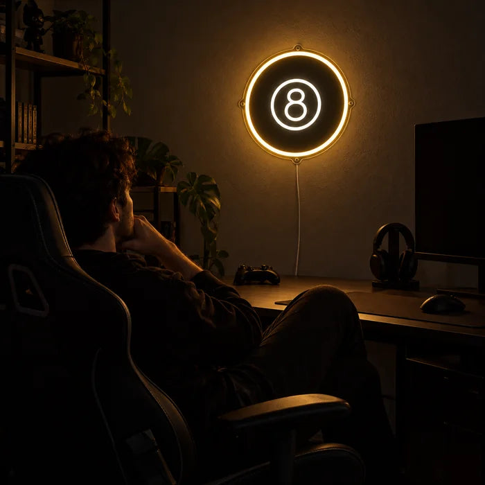 Die schwarze Acht Neon LED Schild über dem Gaming-Schreibtisch, davor ein Spieler im Gaming-Stuhl