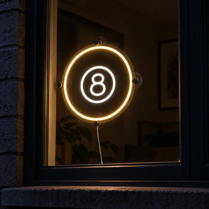 Die schwarze Acht Neon LED Schild im Fenster, von der nächtlichen Straße aus gesehen