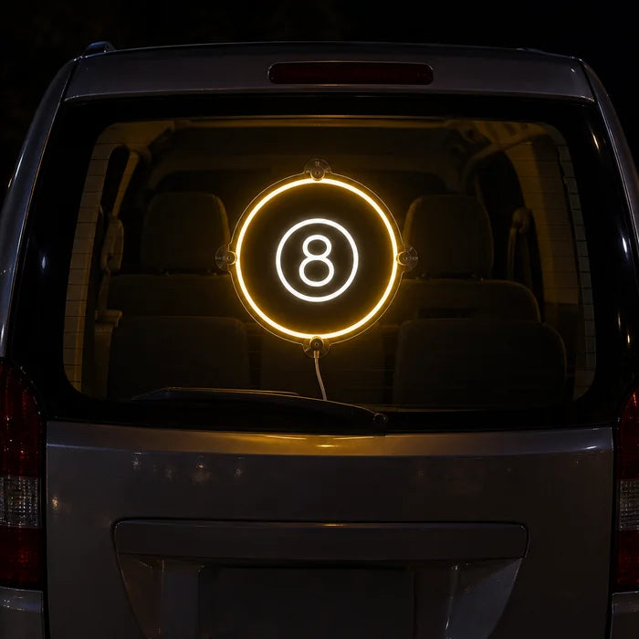 Die schwarze Acht Neon LED Schild an der Heckscheibe eines Autos bei Nacht