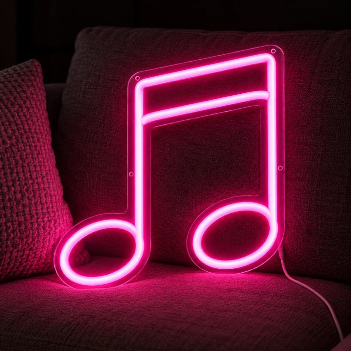 Doppelnote Neon LED Schild auf einem gemütlichen Sofa zwischen Kissen und Decke