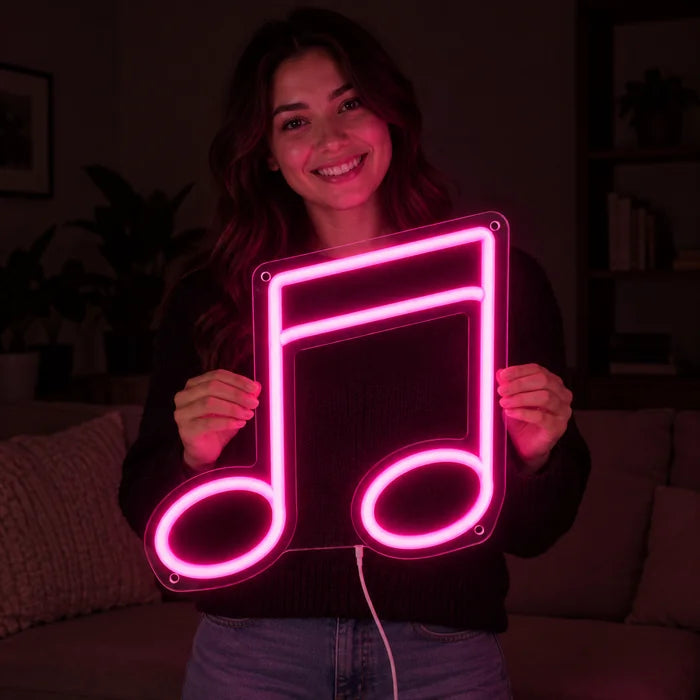 Doppelnote Neon LED Schild in den Händen einer lächelnden Frau vor dunklem Hintergrund