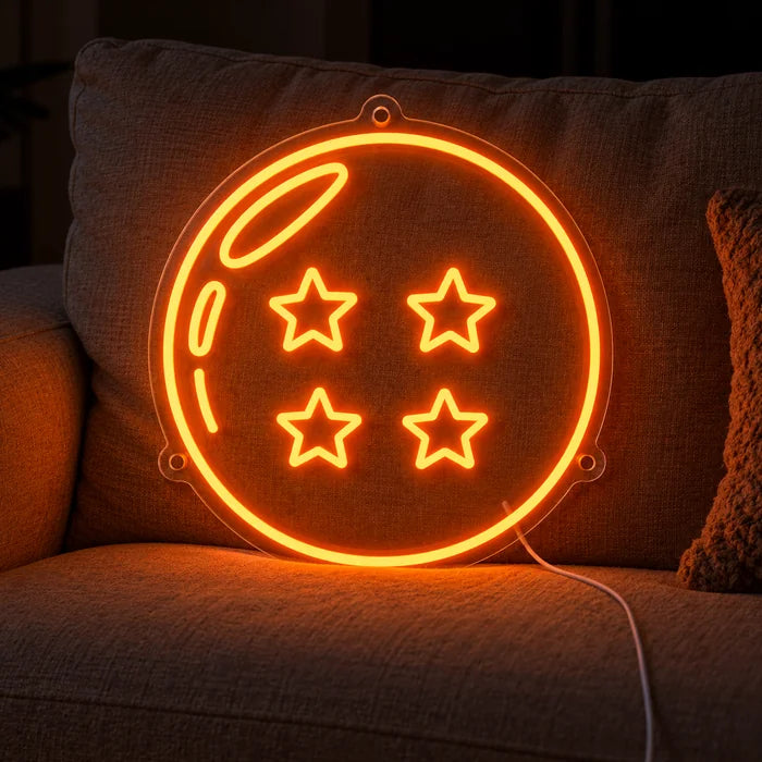 Dragon Ball Vier-Sterne-Kugel Neon LED Schild auf einem gemütlichen Sofa zwischen Kissen und Decke