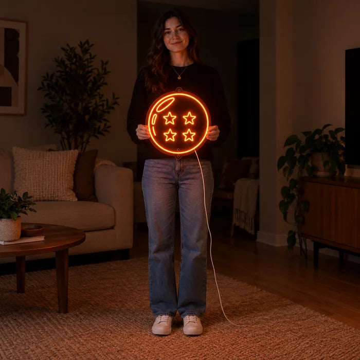 Dragon Ball Vier-Sterne-Kugel Neon LED Schild von einer Frau gehalten, zeigt die Größe im Vergleich zum Körper