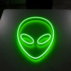 Deko-Leuchtschild mit dem Alien-Kopf als grünes Neon-Symbol für Gaming-Zimmer oder Bars.
