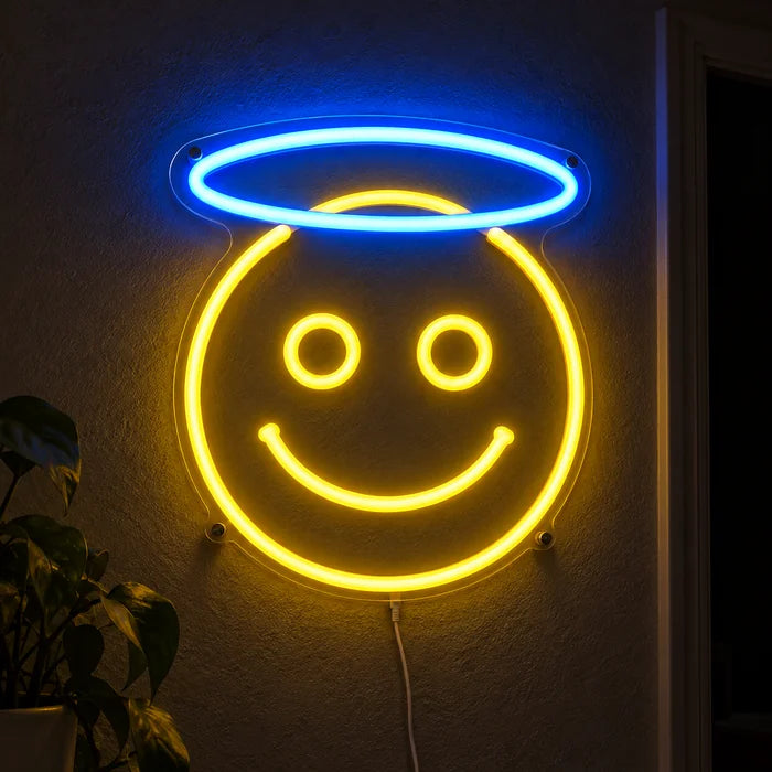 Engel-Smiley Neon LED Schild leuchtend an einer dunklen Wand, Nahaufnahme mit Anschlusskabel