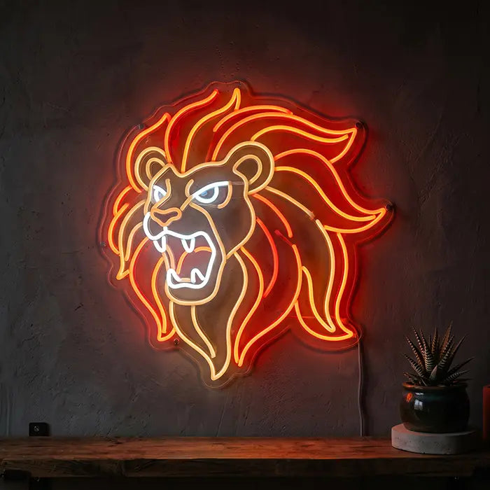 Löwenkopf Neon LED Schild an einer Betonwand über einem Regal mit Pflanze