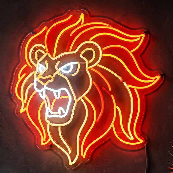 Löwenkopf Neon LED Schild frontal an heller Wand, die Mähne leuchtet rot-orange