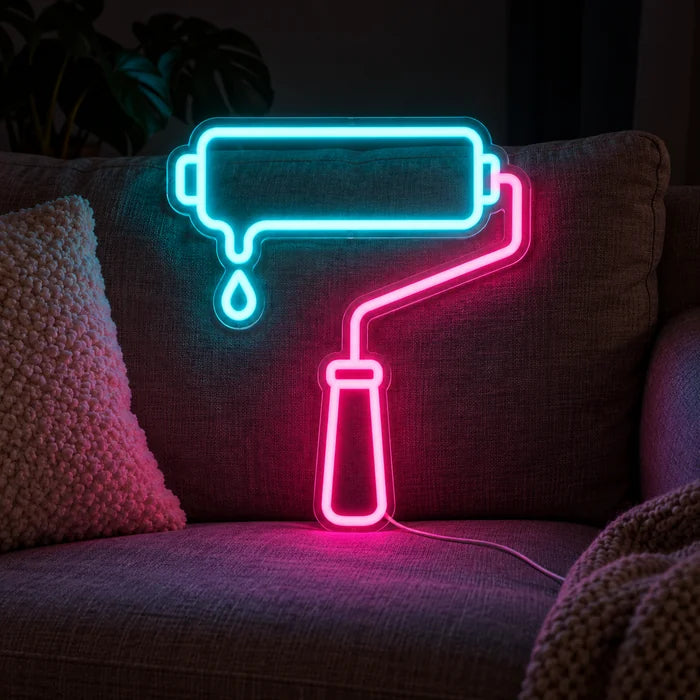 Farbrolle Neon LED Schild auf einem gemütlichen Sofa zwischen Kissen und Decke
