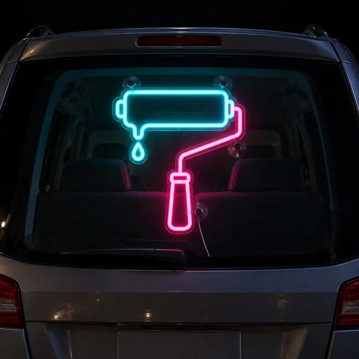 Farbrolle Neon LED Schild an der Heckscheibe eines Autos bei Nacht