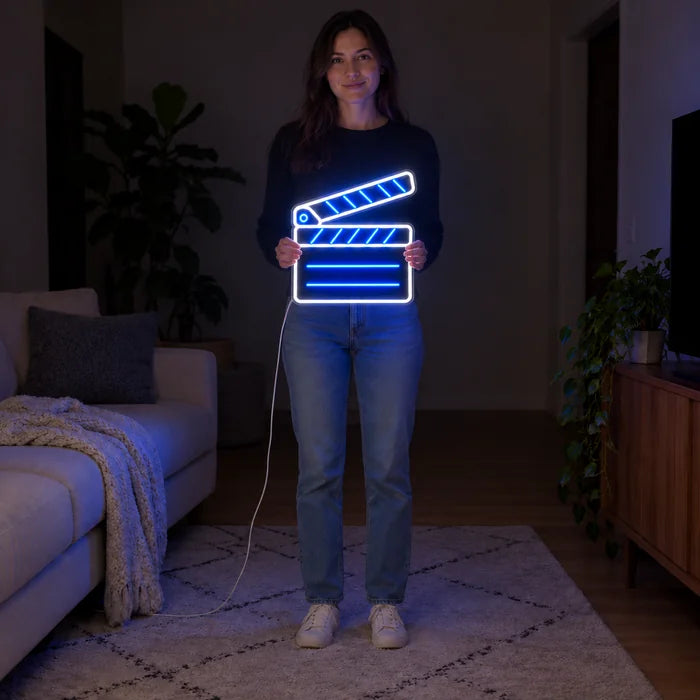 Filmklappe Neon LED Schild von einer Frau gehalten, zeigt die Größe im Vergleich zum Körper