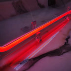 Neon-Wandschild mit dem RUSSIA-Schriftzug und einer abwechselnden Farbkombination aus Weiß, Cyan und Gelb