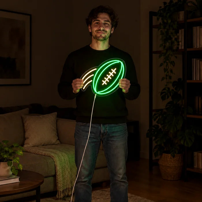 Football im Flug Neon LED Schild von einer Frau gehalten, zeigt die Größe im Vergleich zum Körper