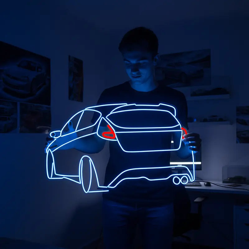 Nahaufnahme eines LED-Neon-Schildes mit der Silhouette eines Ford Focus, inklusive markantem Dachspoiler und sportlichen Auspuffrohren.