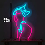 Neon-Silhouette einer weiblichen Figur in Pink, ideal als Akzent für Bars oder Salons.