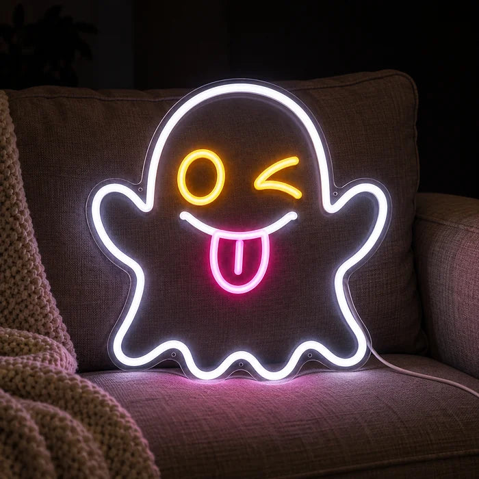 Frecher Geist Neon LED Schild auf einem gemütlichen Sofa zwischen Kissen und Decke