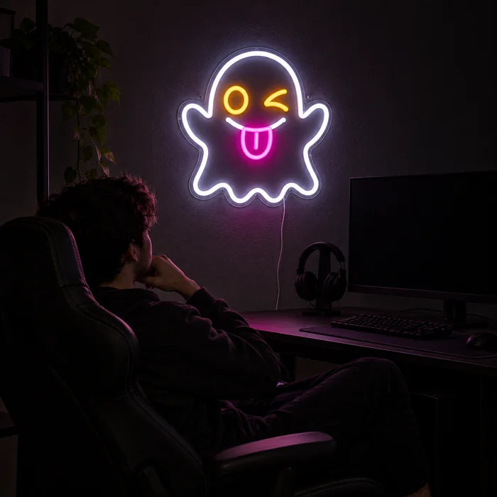 Frecher Geist Neon LED Schild über dem Gaming-Schreibtisch, davor ein Spieler im Gaming-Stuhl