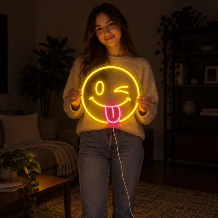 Frecher Smiley Neon LED Schild von einer Frau gehalten, zeigt die Größe im Vergleich zum Körper