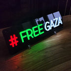 LED-Leuchtschrift in den Farben Grün und Weiß mit der Aufschrift FREE GAZA und rotem Hashtag.
