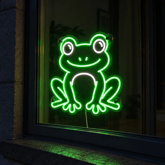 Froschfreund Neon LED Schild im Fenster, von der nächtlichen Straße aus gesehen