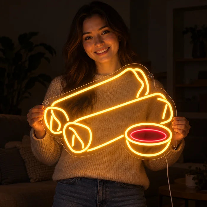 Frühlingsrollen Neon LED Schild in den Händen einer lächelnden Frau vor dunklem Hintergrund