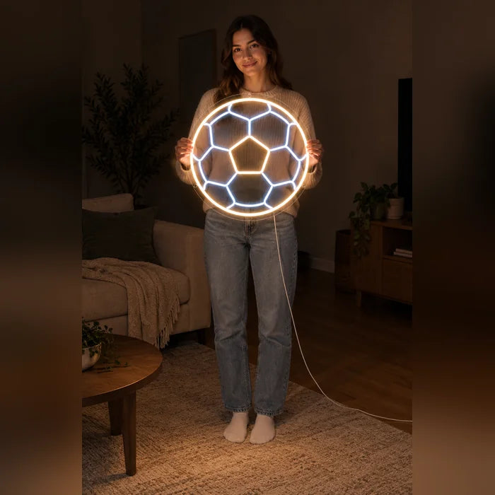 Fußball Neon LED Schild von einer Frau gehalten, zeigt die Größe im Vergleich zum Körper