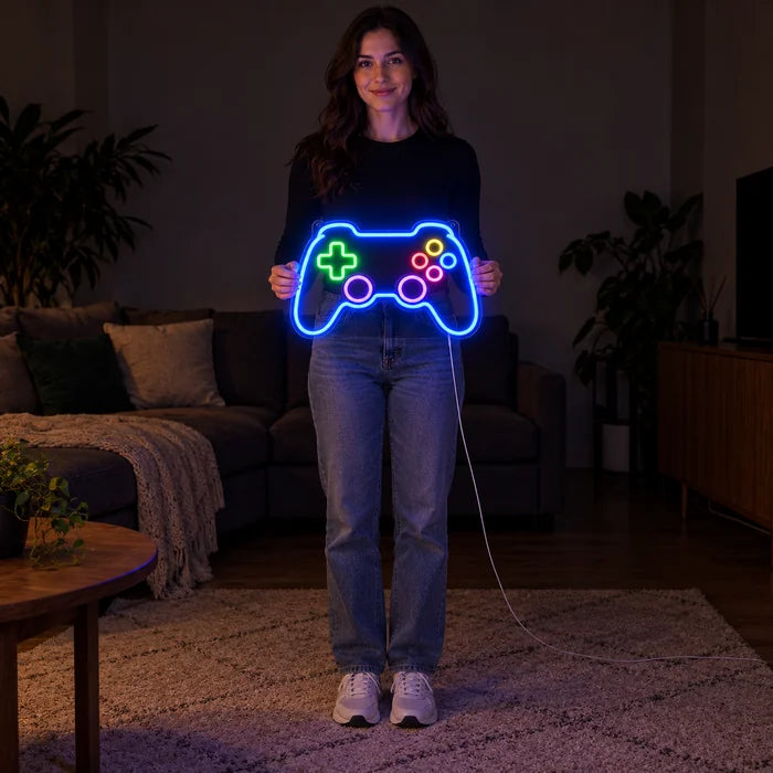 Gamecontroller Neon LED Schild von einer Frau gehalten, zeigt die Größe im Vergleich zum Körper