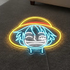 Anime-Zimmer Deko: Fröhlicher Luffy-Kopf als Neon-Sign, umgeben von einem hellgelben Strohhut.
