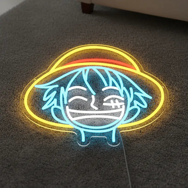 Anime-Zimmer Deko: Fröhlicher Luffy-Kopf als Neon-Sign, umgeben von einem hellgelben Strohhut.
