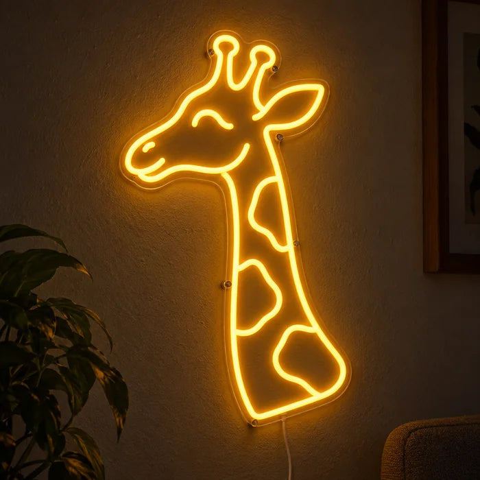 Giraffenkopf Neon LED Schild leuchtend an einer dunklen Wand, Nahaufnahme mit Anschlusskabel