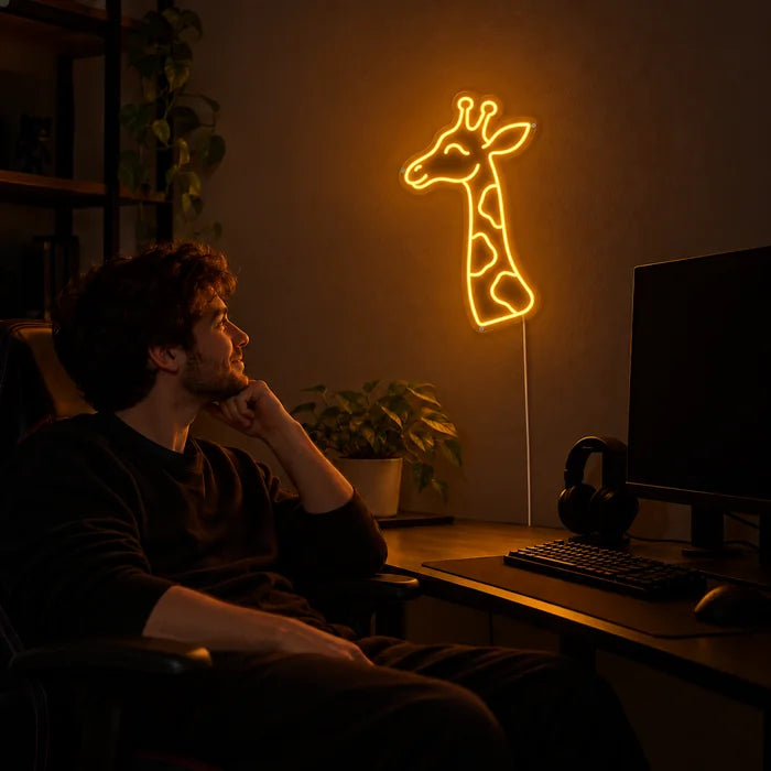 Giraffenkopf Neon LED Schild über dem Gaming-Schreibtisch, davor ein Spieler im Gaming-Stuhl