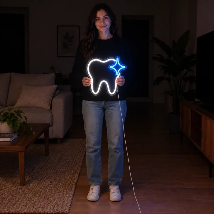 Glänzender Zahn Neon LED Schild von einer Frau gehalten, zeigt die Größe im Vergleich zum Körper