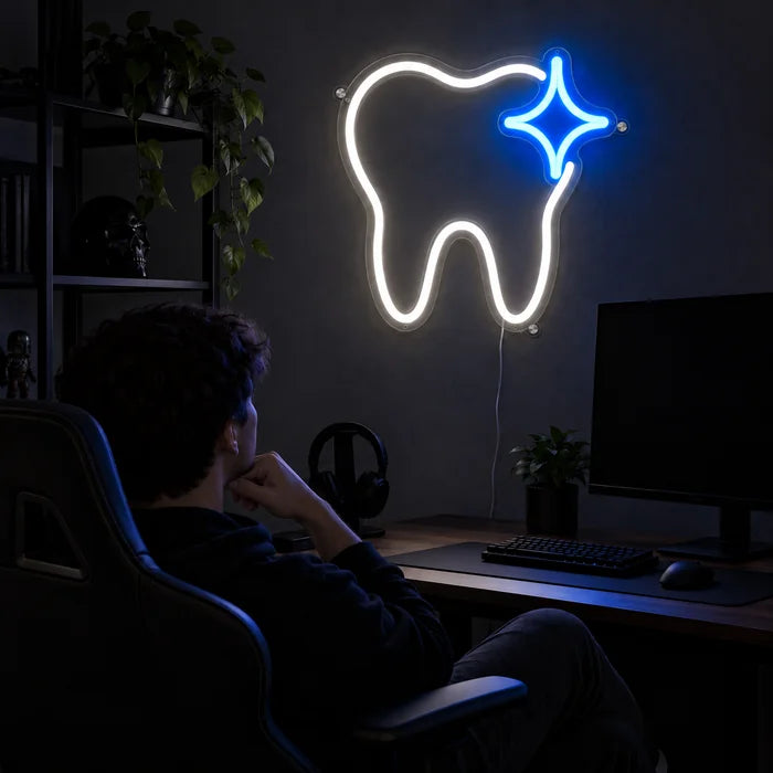 Glänzender Zahn Neon LED Schild über dem Gaming-Schreibtisch, davor ein Spieler im Gaming-Stuhl