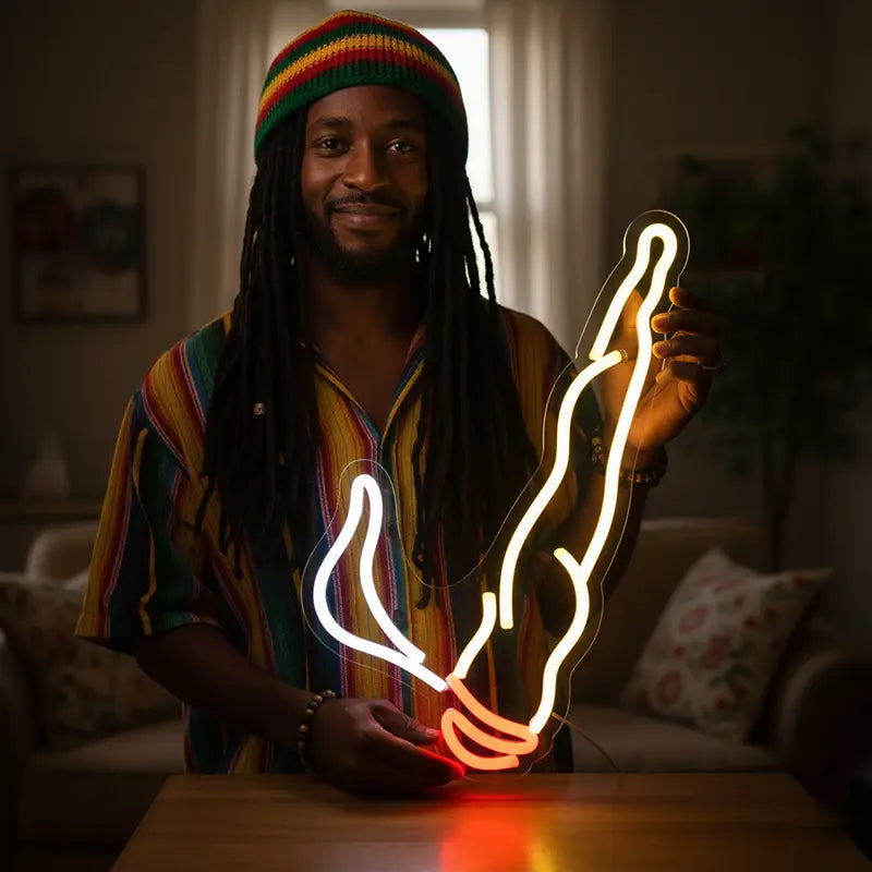 LED-Neon-Wanddeko mit dem Umriss eines Joints, der eine glimmende, rote Spitze hat, vor einer Ziegelwand.

