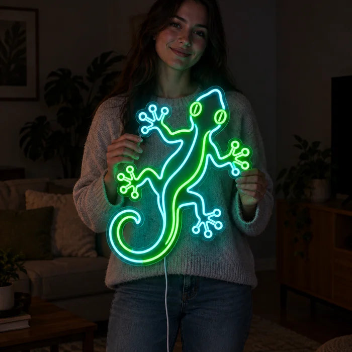 Grüner Gecko Neon LED Schild von einer Frau gehalten, zeigt die Größe im Vergleich zum Körper