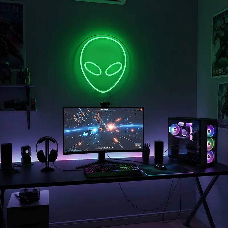 Wandlampe in der Form eines außerirdischen Kopfes in strahlendem Grün, perfekt für Fans des UFO-Themas.
