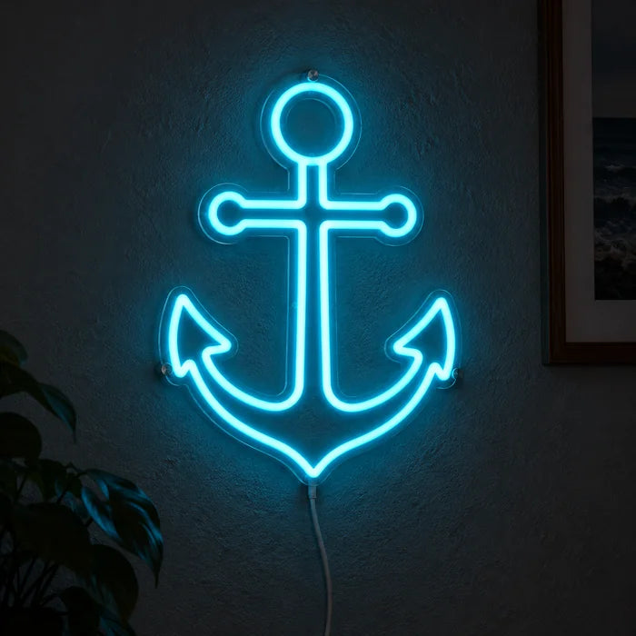Hafenanker Neon LED Schild leuchtend an einer dunklen Wand, Nahaufnahme mit Anschlusskabel