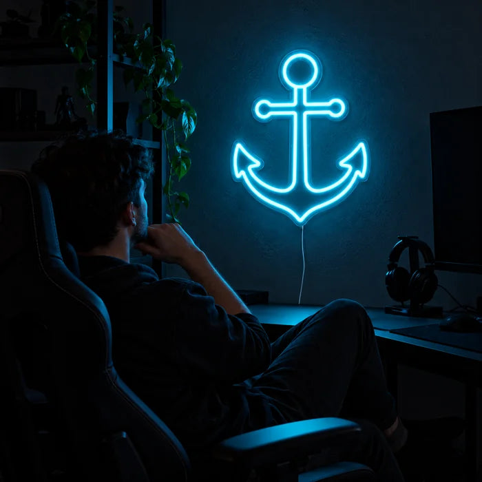 Hafenanker Neon LED Schild über dem Gaming-Schreibtisch, davor ein Spieler im Gaming-Stuhl