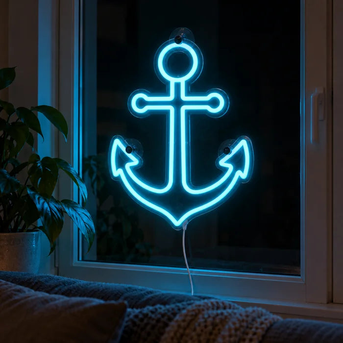 Hafenanker Neon LED Schild abends im Fenster eines gemütlichen Wohnzimmers