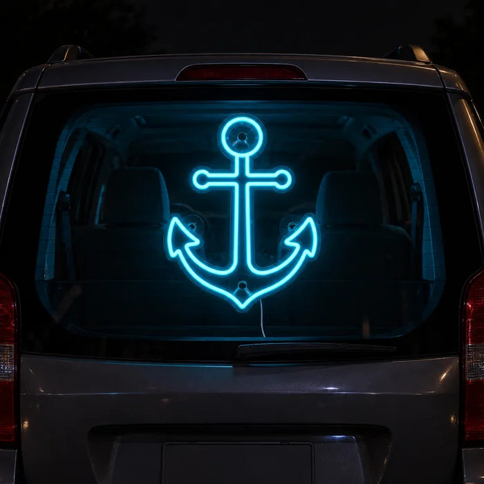 Hafenanker Neon LED Schild an der Heckscheibe eines Autos bei Nacht