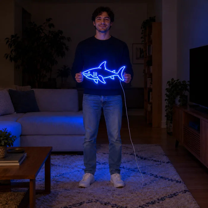 Hai Neon LED Schild von einer Frau gehalten, zeigt die Größe im Vergleich zum Körper
