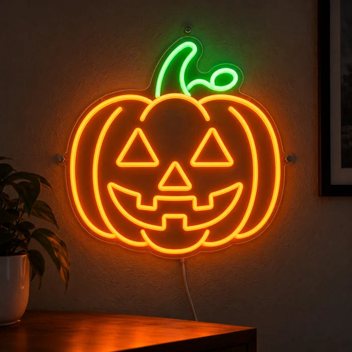 Halloween-Kürbis Neon LED Schild leuchtend an einer dunklen Wand, Nahaufnahme mit Anschlusskabel