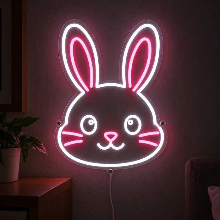 Hasengesicht Neon LED Schild leuchtend an einer dunklen Wand, Nahaufnahme mit Anschlusskabel