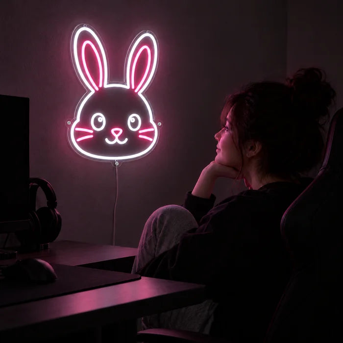Hasengesicht Neon LED Schild über dem Gaming-Schreibtisch, davor ein Spieler im Gaming-Stuhl