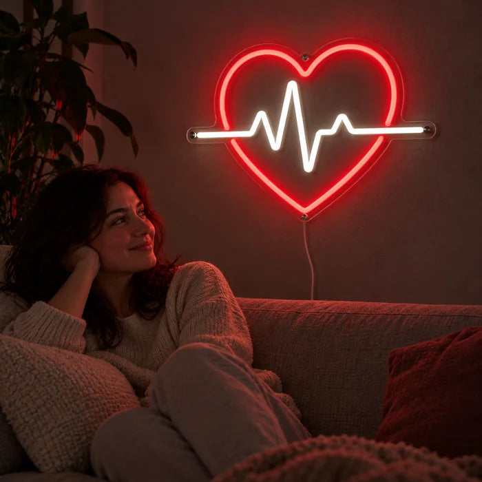 Herzschlag Neon LED Schild an der Wohnzimmerwand, davor entspannt eine Person auf dem Sofa