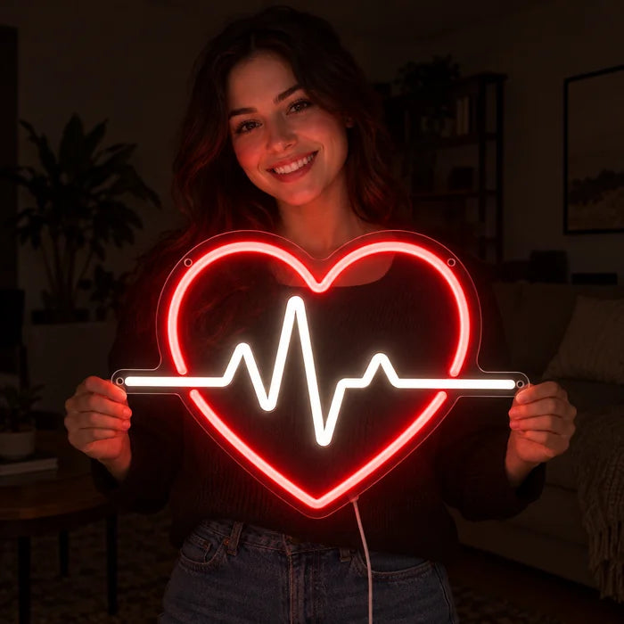 Herzschlag Neon LED Schild in den Händen einer lächelnden Frau vor dunklem Hintergrund